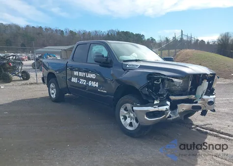 2021 Ram 1500 Big Horn 4X4 6'4 Box z USA, uszkodzony, nr VIN 1C6RRFBG4MN741276